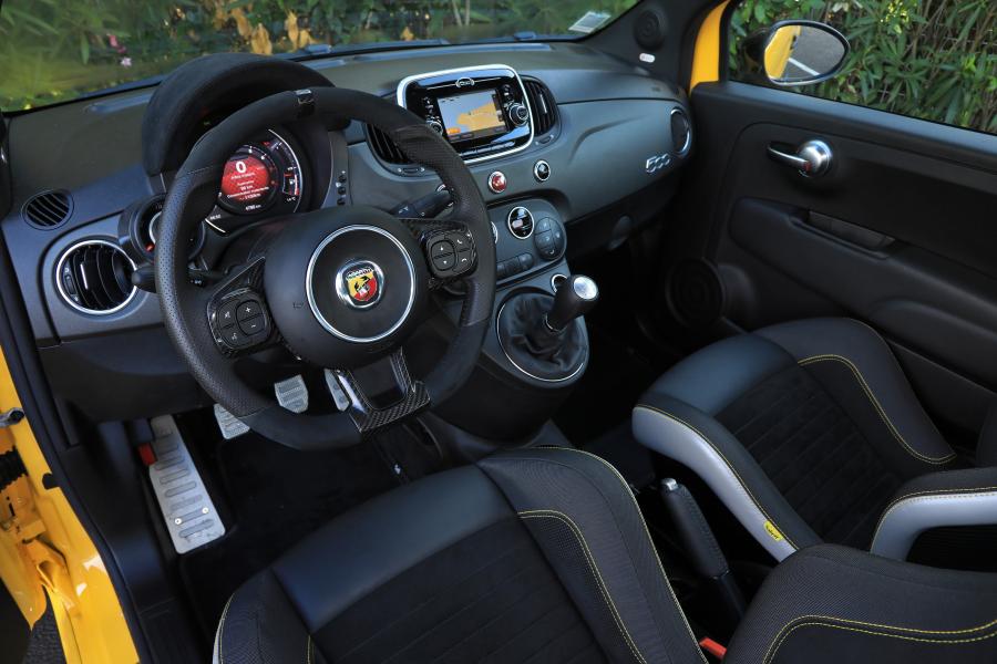Интерьер Abarth 595 Competizione (312) 2016 года  (фото 37 из 73)